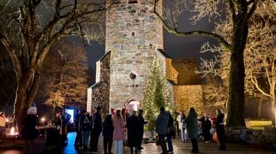 Skedsmo kirke med juletre foran