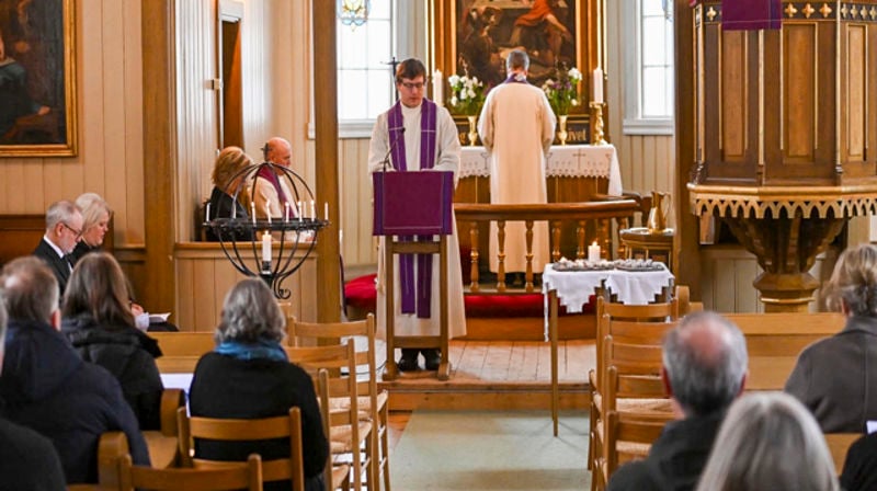 Prostiprest Ole-Jonny Kleveland Lomme åpnet sørgegudstjenesten i en fullsatt Torpo kirke i dag. Foto: Tor Folgerø/Hallingdølen / NTB 