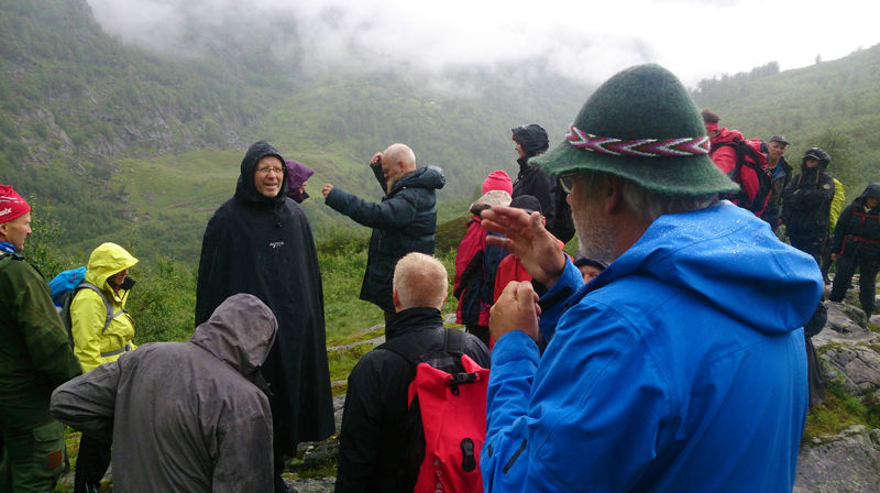 Bispedømerådet og ei gruppe frå Agder og Telemark gjer seg klar for vandringa mot Røldal. Foto: Eilev Erikstein.