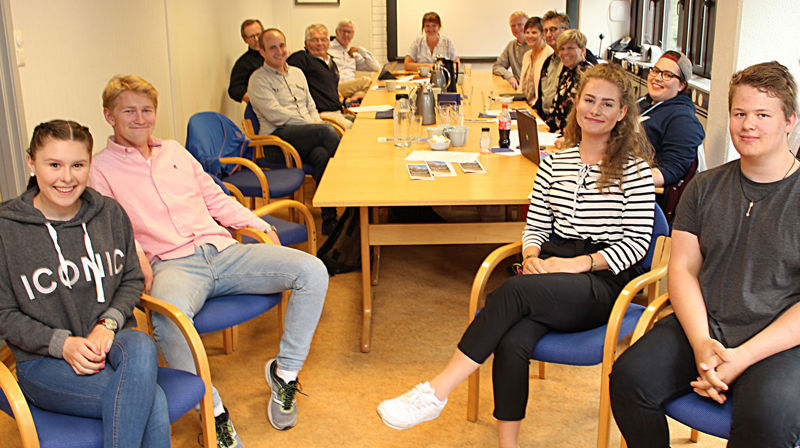 Representantar frå ungdomsrådet i Bjørgvin møtte bispedømerået og fekk drøfta tiltak for ungdom. Framme f.v. Åshild Grimstad, Trygve Nesse, Sara Halseide og Jonas Tollaksen.