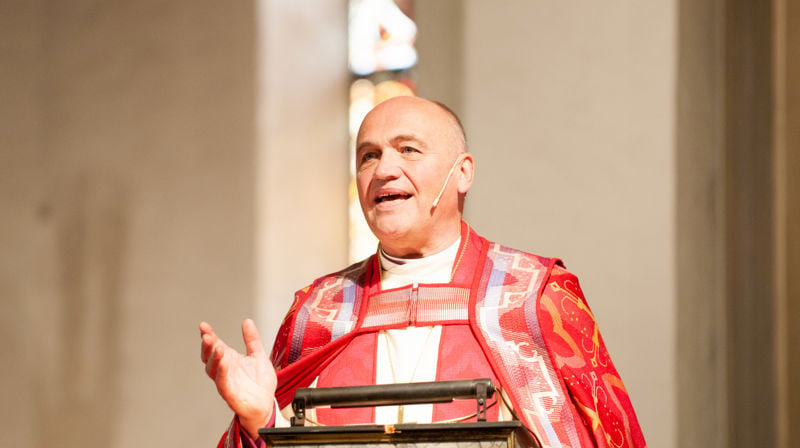 Biskop Jan Otto Myrseth på talerstolen i Tønsberg domkirke. 