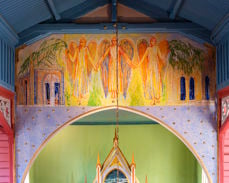 Utsnitt fra Henrik Sørensen: "Det nye Jerusalem", korbuen i Holmsbu kirke. Foto: Erlend Berge