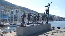 Solheimsviken hamn, med skulpturen «Livet, leiken og draumane» av Arne Mæland