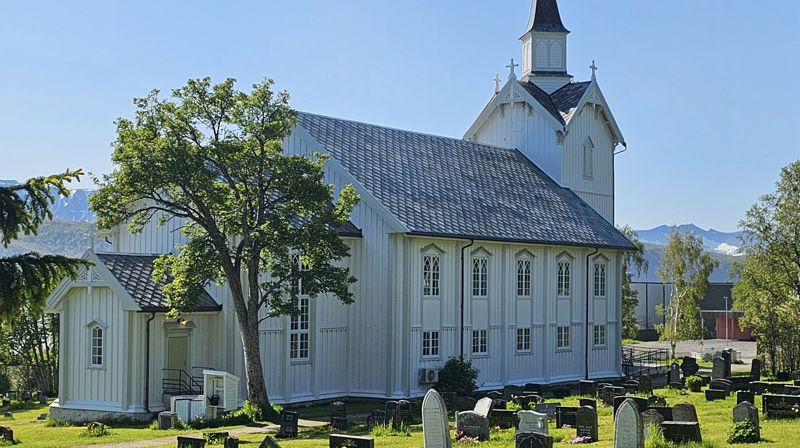Fortograf: Robin Lyså, avbildet er Kvæfjord kirke på en sommer dag. 