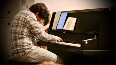 Pianist Nikolai Hansli leder kvelden. Foto: Promobilde