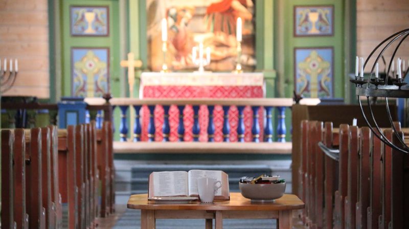 lunsjpause med bøn i kyrkja