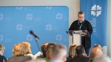 Kristine Sandmæl på talerstolen i LVF sitt rådsmøte i juni 2026. Foto: Albin Hillert / LWF.