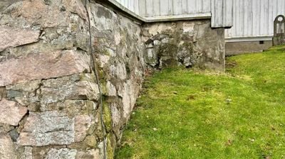 Bruddsteinsmuren under sakristiet i Gjerdrum kirke. Foto: Bent O. Bjørtomt