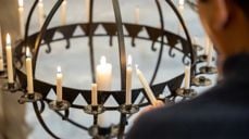Storetveit kirke åpner dørene etter kong Haralds dødsfall. (Foto: Terje Peersen / Den norske kirke).