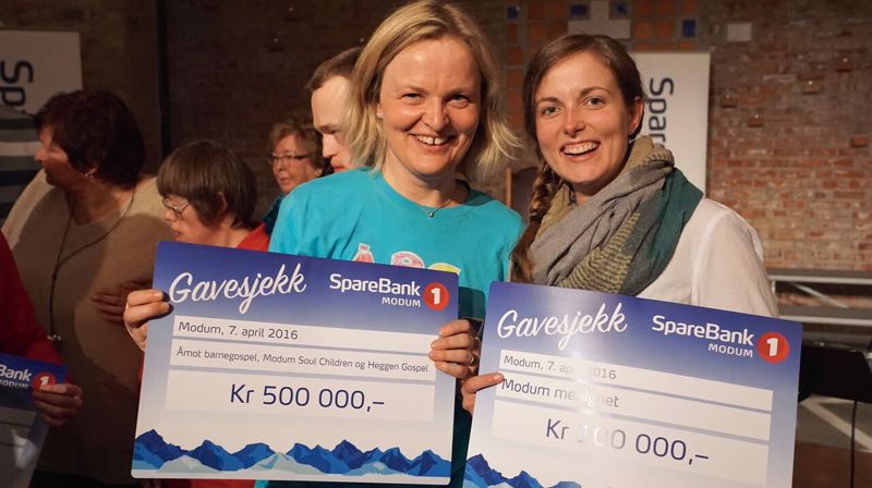 Stor jubel under Sparebank 1 Modum sin gaveutdeling!