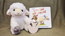 Bilde av lammet Krølle, en bok og en dåpsdue