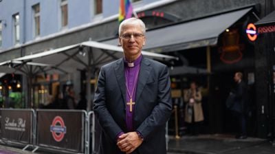 Preses Olav Fykse Tveit utenfor London Pub i Oslo. Foto: Den norske kirke