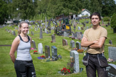 Kaja (16) og Erik (21) er sommervikarer på kirkegårdene i sommer. Foto: Anders Nyhuus