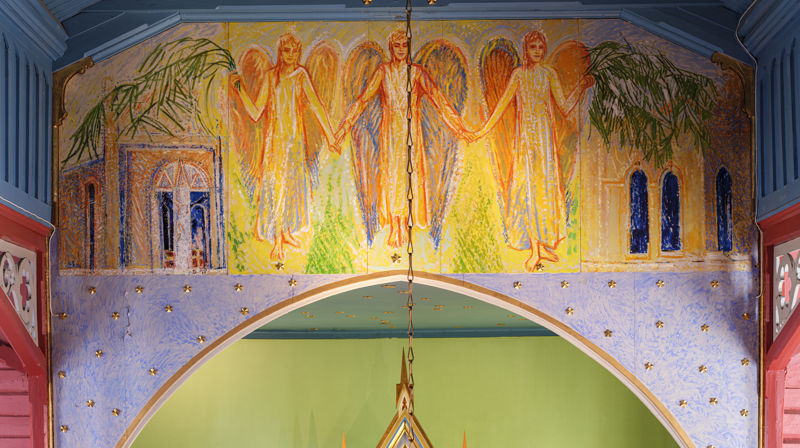 Holmsbu kirke er malt innvendig i hovedfargene blått, grønt og rødt - for tro, håp og kjærlighet. Øverst i bildet, Henrik Sørensen: "Det nye Jerusalem." Foto: Erlend Berge