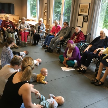 En gang i måneden synger og leker babyer, foreldre og eldre på generasjonssang på Sofienberghjemmet.