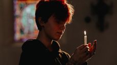 Mange lever med sorg og savn, og finner trøst i et lys som skinner. (Foto: Kirkerådet)