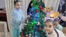 Bilde: Noen av barna på barnehjemmet pynter juletreet. Foto: Stefanusbarna.