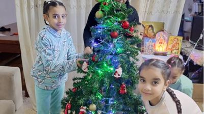 Bilde: Noen av barna på barnehjemmet pynter juletreet. Foto: Stefanusbarna.