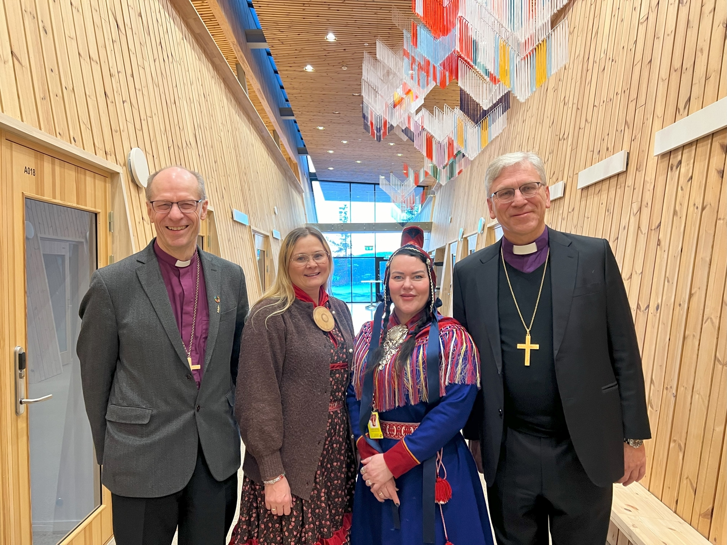 Bilde av biskop, preses, leder i samisk kirkeråd og sametingspresidenten.