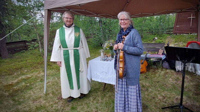 Prest Kristine Aksøy og musiker Bente Kvile Buflod på friluftsgudstjeneste i Drevdalen. Foto: Gro Skaaret