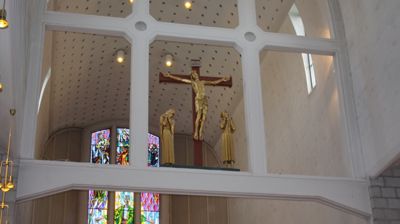 En konfirmant ble spurt om å ta bilder i kirkerommet. Hun valgte å forevige Kristusfiguren over koret.