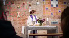 Caroline ønsker alle hjertelig velkommen til julegudstjeneste