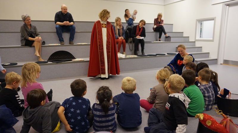 Barna i Kistefossdammen barnehage følger spent med når biskop Veiteberg stiller opp i full bispekåpe.