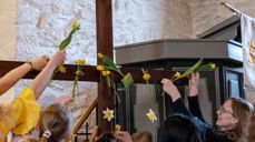 Blomster festes på kors på påskedag – foto Terje Peersen