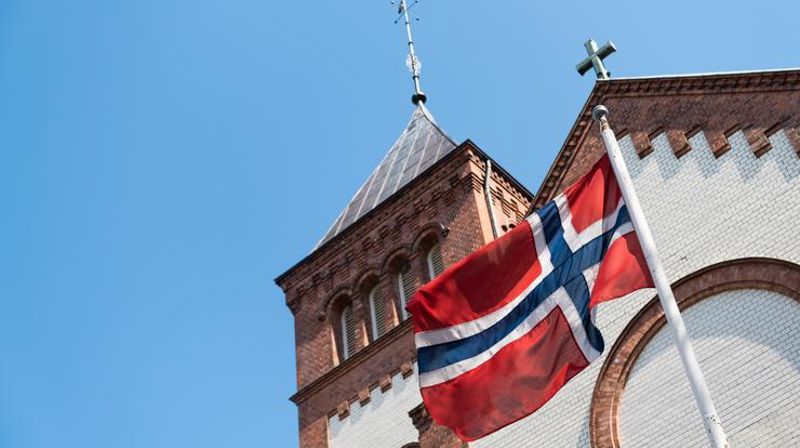 1. mai har siden 1947 vært offisiell flaggdag i Norge. Det er mange kirker som flagger denne dagen. Foto fra Slagen kirke: Den norske kirke