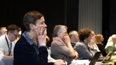 Fra plenumssalen på årets kirkemøte, med biskop Anne Lise Ådnøy på Stavanger-benken. (Foto: Heidi Olsen/Den norske kirke)