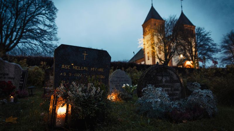 En ny undersøkelse viser at 48 % har plan om å besøke en grav i løpet av desember. (Foto: Kirkerådet / Den norske kirke)