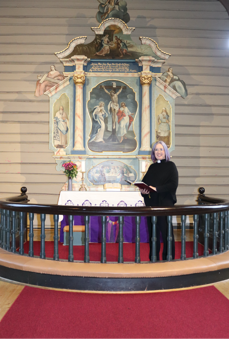 På bildet er Helen Dexter avbildet foran altertavlen i Kvæfjord kirke