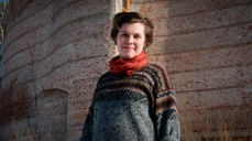 Kapellan Caroline ønsker alle velkommen til kirkelig bryllup i Modum menighet