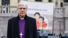 Preses Olav Fykse Tveit deltar i solidaritetsmarkering utenfor Stortinget på lørdag. Foto: Den norske kirke.