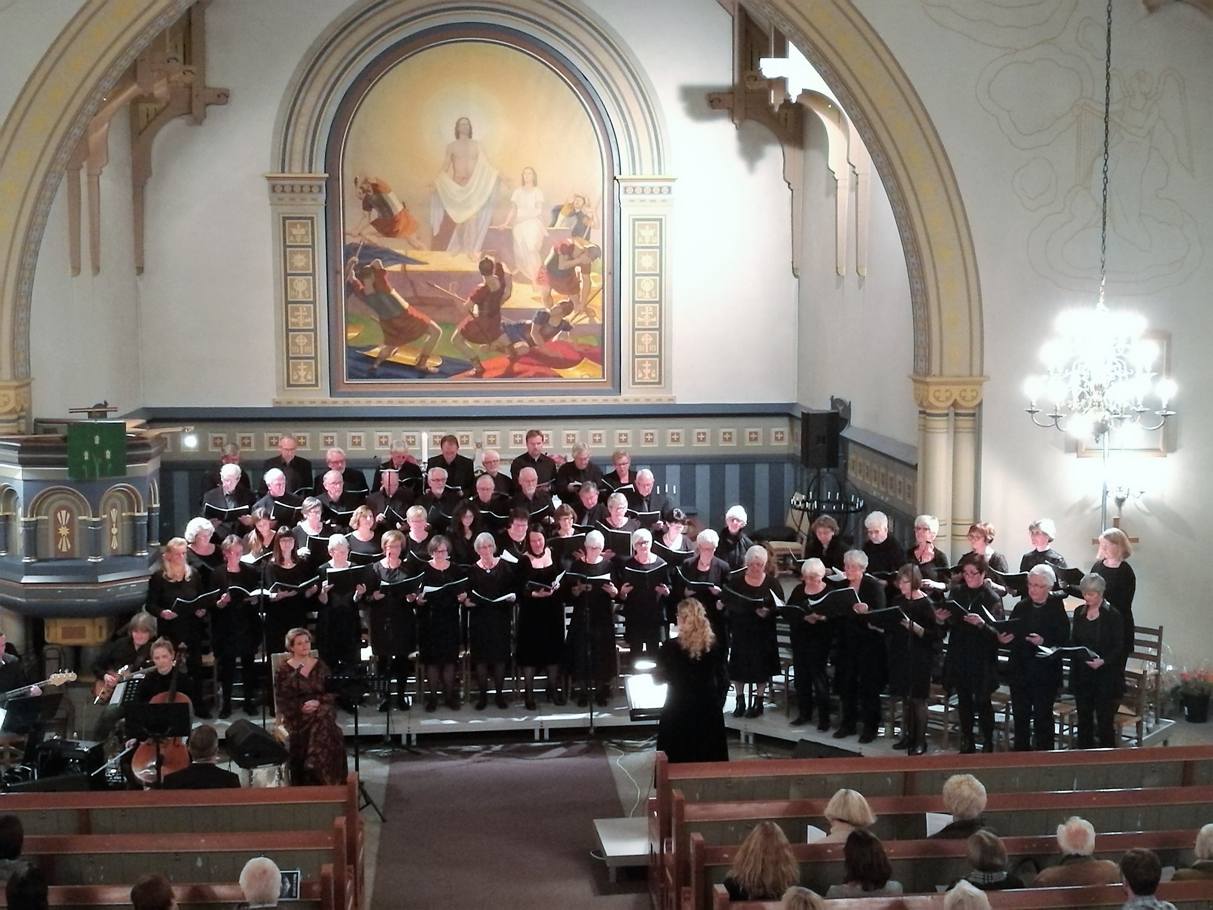 Rolvsøy kirkekor synger konsert i 2016.