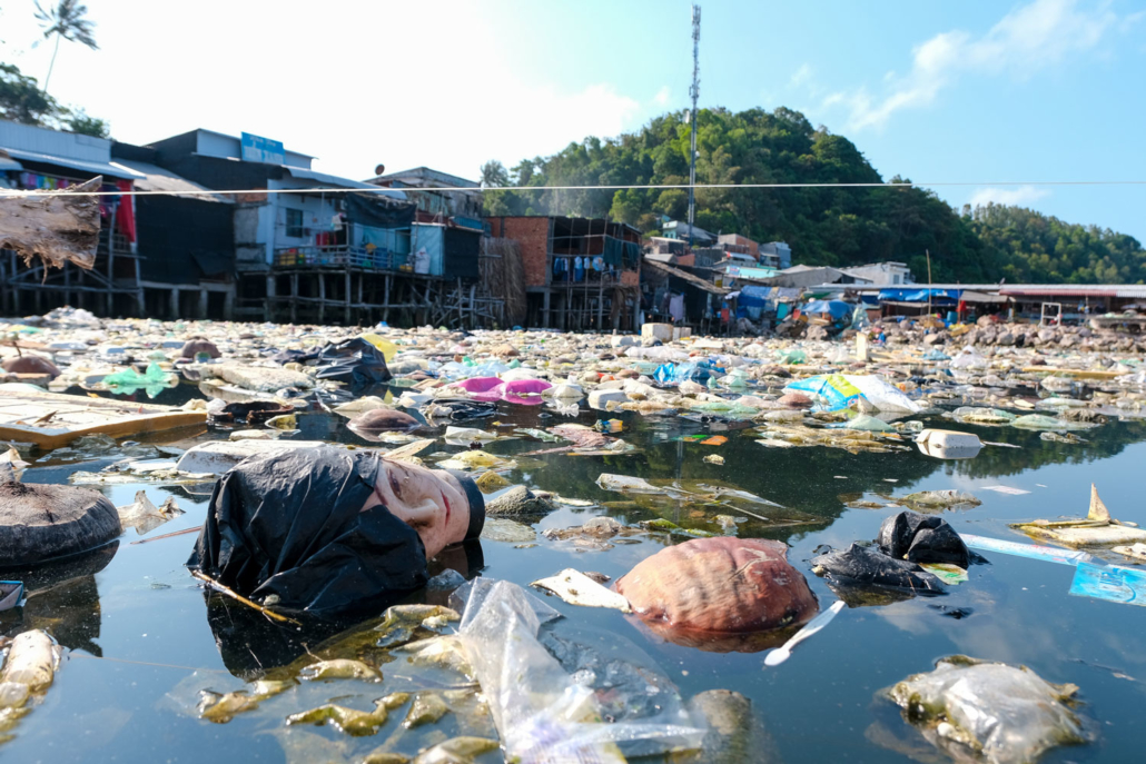 Søppel som flyter i Mekong-elva.