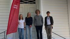 Fire ungdommar på sommarjobb utanfor Skårland kirke i Sandnes. Foto: Ragna Skårland.