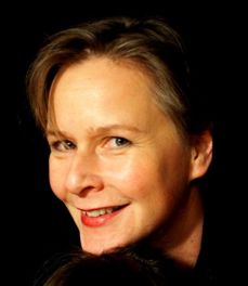 Sara Birgitte Øfsti Nesje er en av Norges dyktigste fortellere. Nå kommer hun til Kirkestua på Åpen Tirsdagslunsj