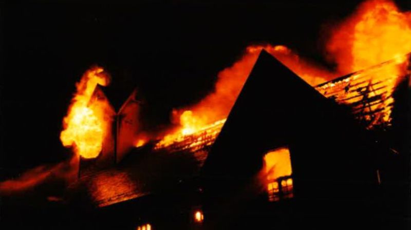 Herøy kirke brenner i desember 1998. Foto: Kathrine Sund-Henriksen. (Lisens: CC BY-SA 4.0. Bildet er uendret.)