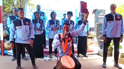 Endelig Bibel til kassonkéene i Mali! Vi feirer det på kirkekaffen etter gudstjenesten på pinsedagen!