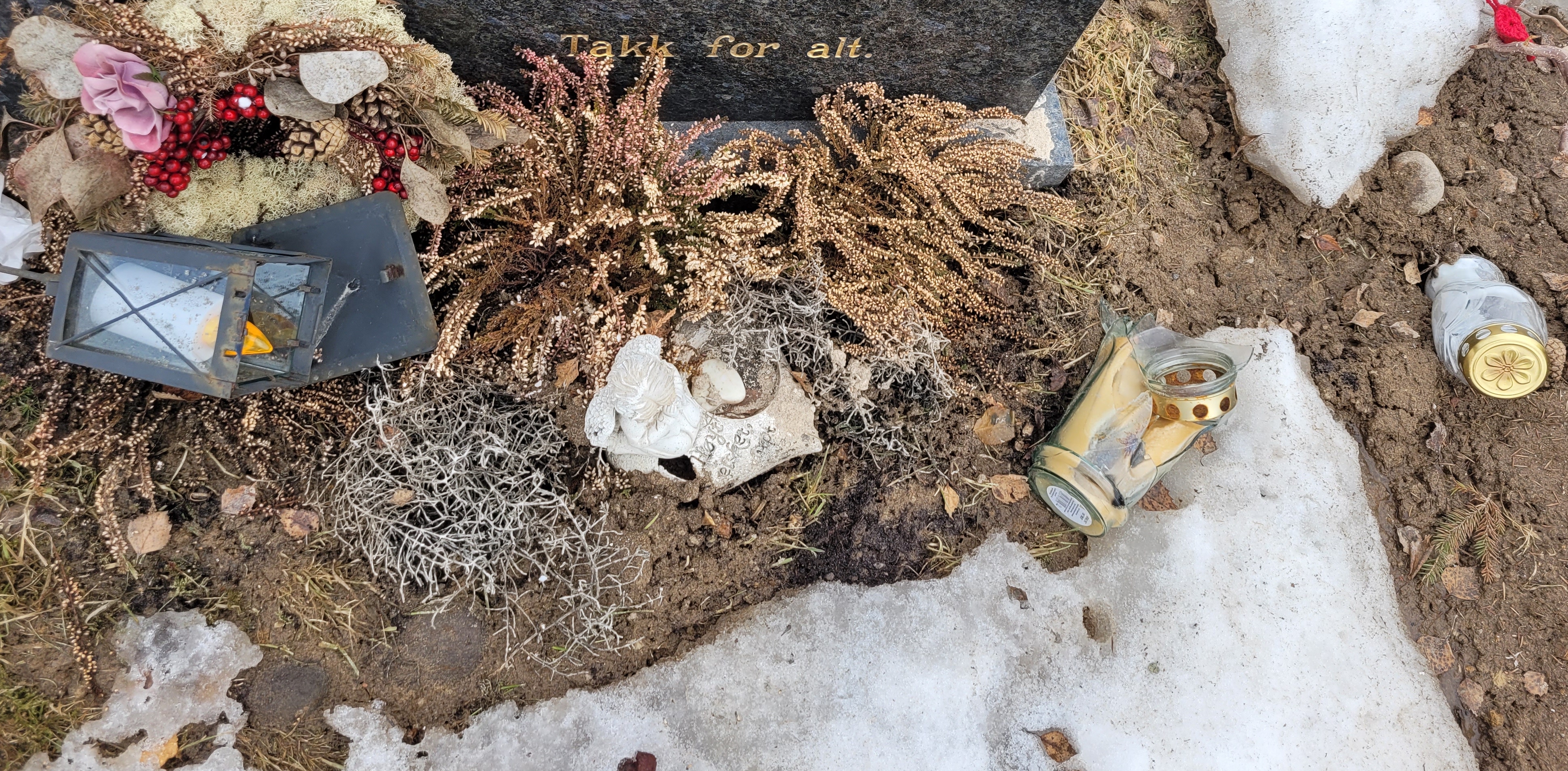 Ødelagt gravpynt tiner fram under snøen