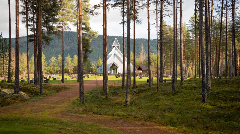 Kirken gir en meningsfull og trygg ramme for avskjeden. Nordre Trysil kirke. Foto: Anders Nyhuus/Den norske kirke i Trysil.