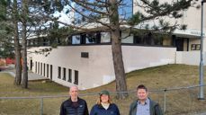 Disse trærne ved Haugerud kirke felles for å gi plass til insektvennlig blomstereng, forteller Sigmund Gulliksrud (t.v.), Marit Juven Gjærde og Christian Steel fra Grønn arbeidsgruppe i menigheten.