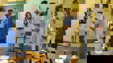 TVERRKULTURELL TRENING: Etiopiske misjonærer får grundig trening i hvordan de skal opptre i møte med nye språk og kulturer. Her forteller en deltaker gruppemedlemmene sine hva han opplevde i den andre gruppen. Foto: NMS