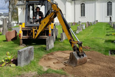 Gravemaskin på kirkegården. Foto: Mona Odden