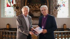 Utredningen "Å velge livet – Den norske kirke og selvmord" overrekkes fra arbeidsgruppas leder Svein Olaf Thorbjørnsen til Bispemøtet ved preses Olav Fykse Tveit.