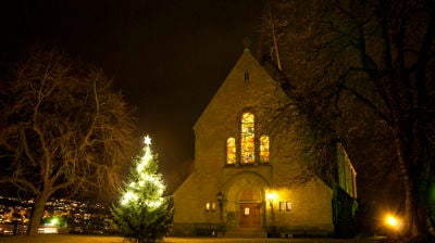 Vålerenga kirke i julepynta park, juletre fra Vålerenga vel - takk! Foto: Reiner Schaufler