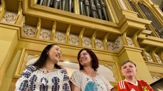 Spente elever før høymessen søndag 16. juni. F. h; Teodor Osland (11), Elena Pavlovic (18) og Miriam Jepsen (18). Synne Klouman Grundt (18) var ikke til stedet da bildet ble tatt. Foto: Elisabeth Helgeland Wold