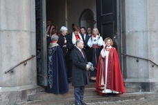 Kari Veiteberg hilser de fremmøtte, som nyvigslet biskop i Oslo. Foto: Johannes Ek Reindal
