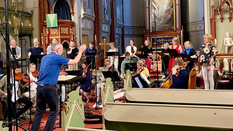 I tre dager blir det spilt inn musikk med kor, orkester og solister i Bragernes kirke. Jørn Fevang er dirigent og står også bak en av kantatene som spilles inn.